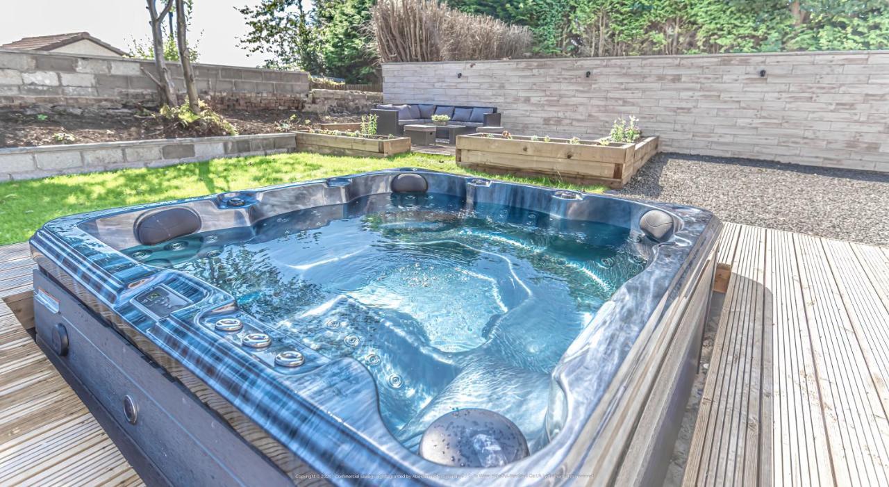 Lovely 1-Bed Cottage In Kelty With Hot Tub ภายนอก รูปภาพ